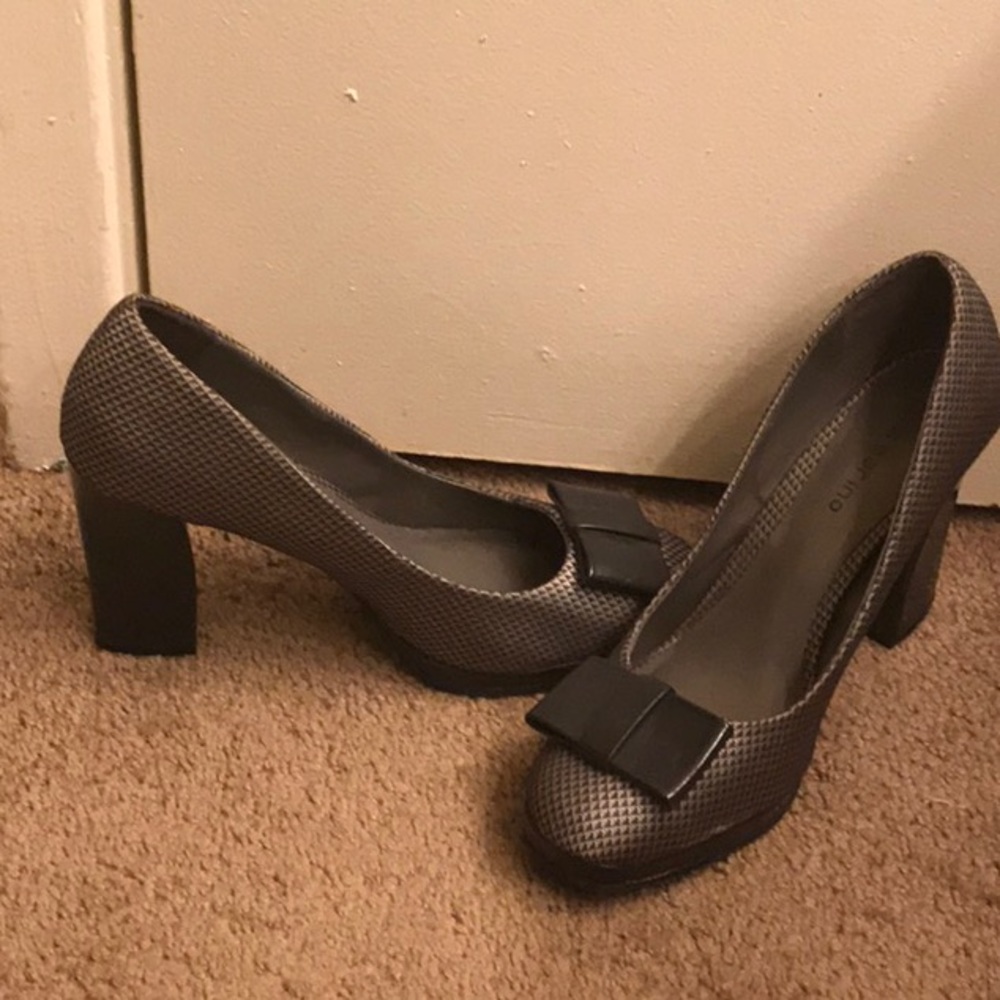 Block heeled pumps